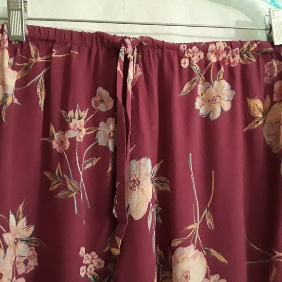 Kar a van rayon crepe magenta floral shorts - Picture 2 of 3